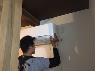 脱着しての完全分解エアコンクリーニング